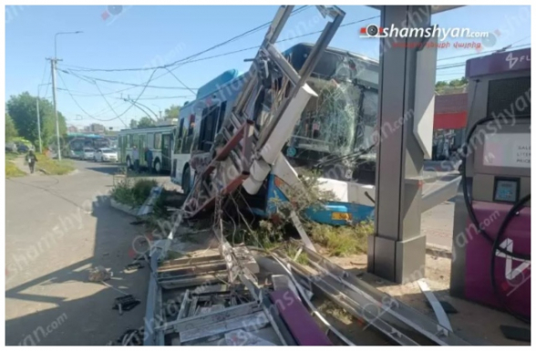 Երևանում թիվ 23 երթուղու ավտոբուսը բախվել է երկաթե էլեկտրասյանը. վթարի հետևանքով 9 վիրավոր կա